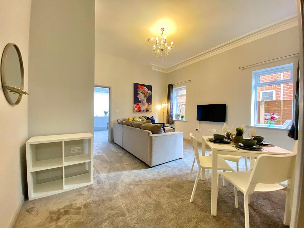 Beautiful Apartment - 5 Minute Walk To The Best Beach! - Great Location - Parking - Fast Wifi - Smart Tv - Newly Decorated - Sleeps Up To 4! Close To Bournemouth & Poole Town Centre エクステリア 写真